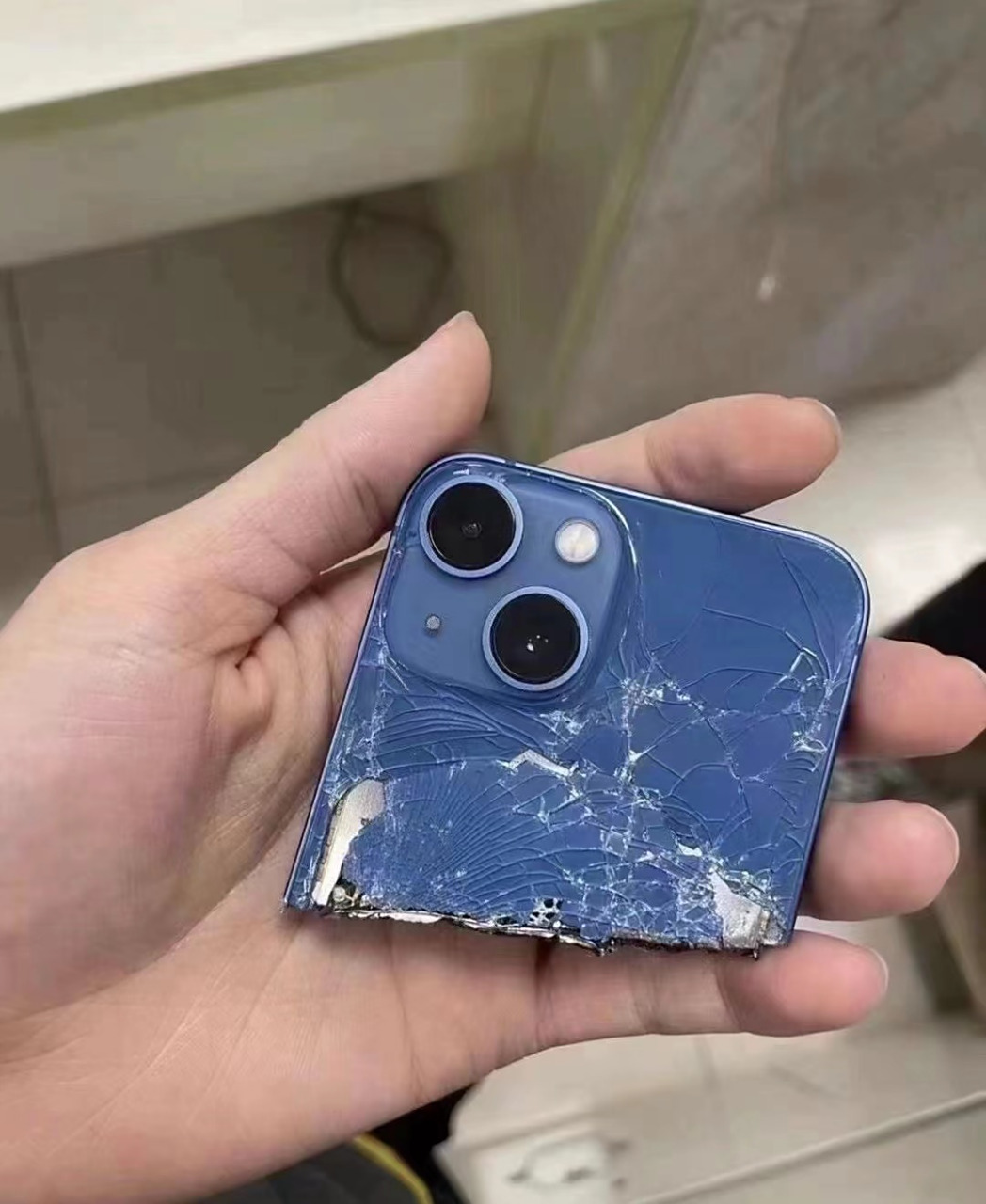 谁知道苹果什么时候出了这款三英寸的手机的?[滑稽]