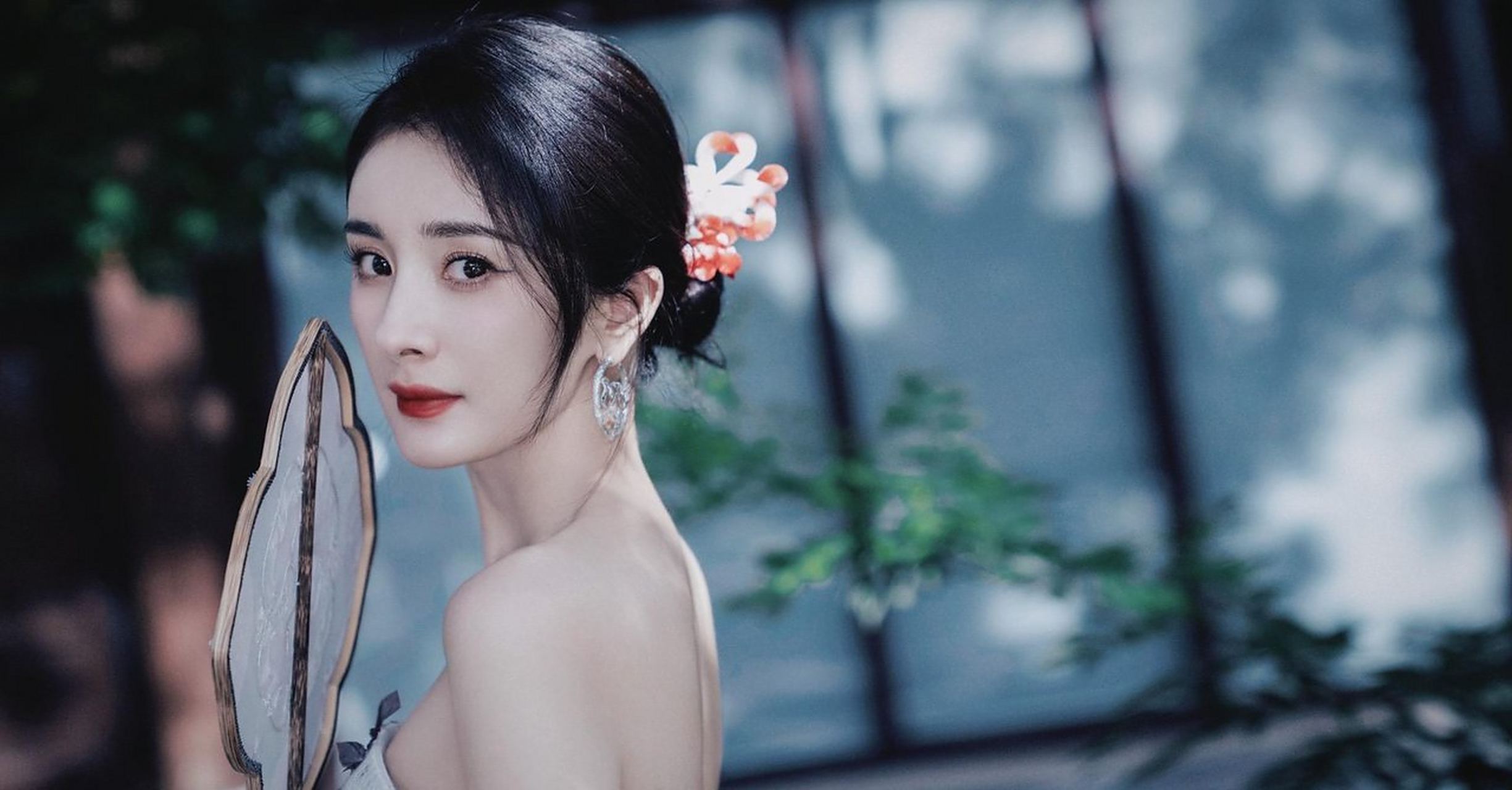 杨幂来路已繁花,来岁仍风华,近日份是古典风格的美女子一枚呀!