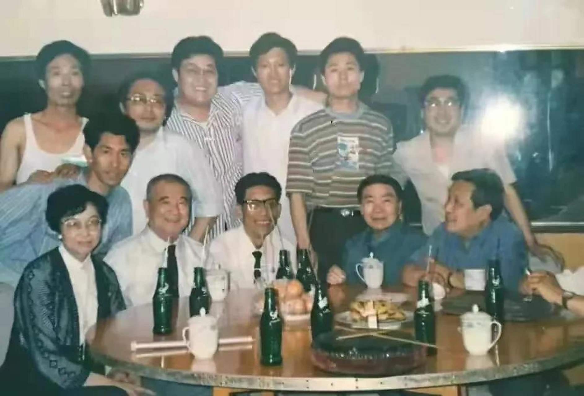 别人都喝汽水的时候,唯独郭荣起先生端个茶杯.