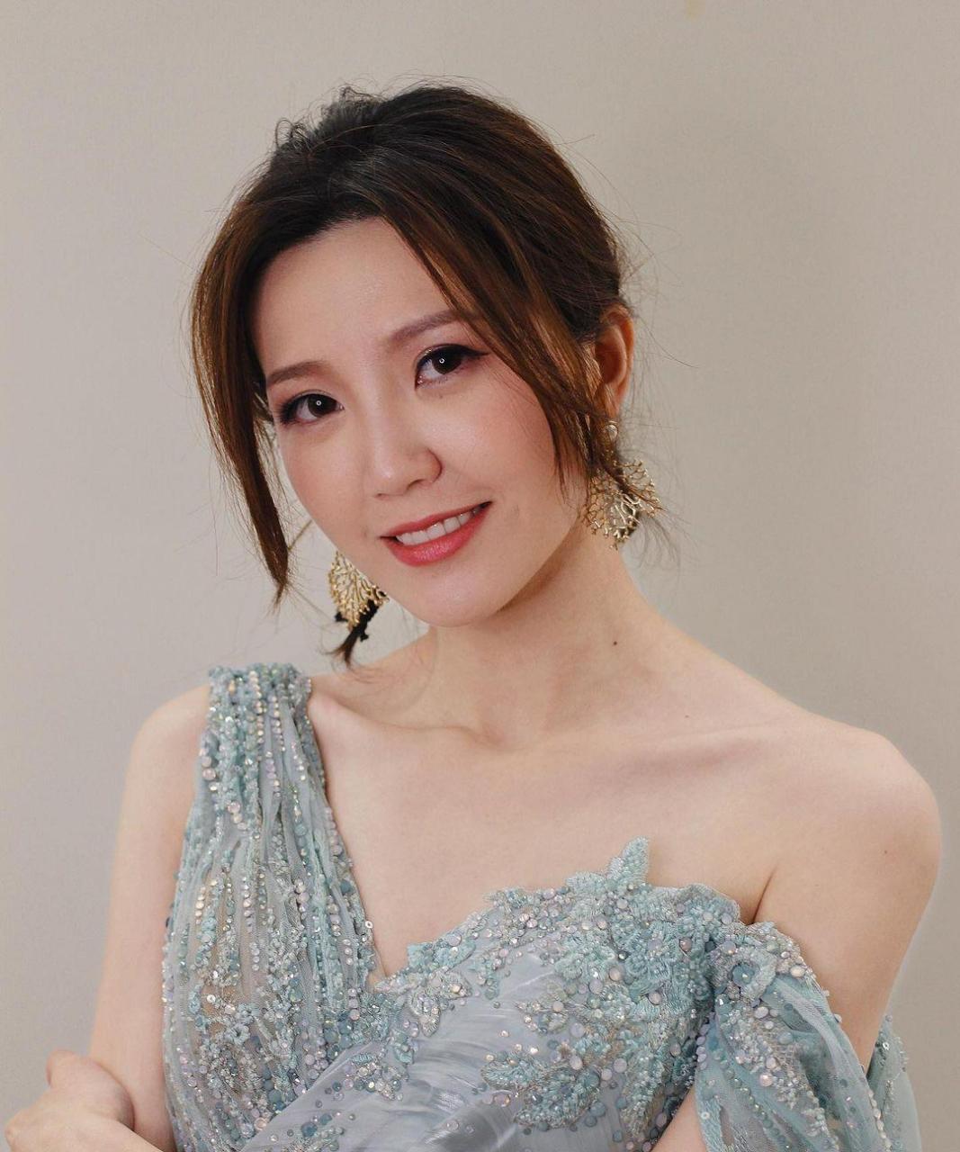 香港歌手吴若希分享近照,她颜值还是挺好看