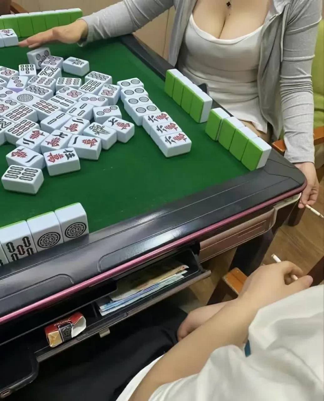 晚上出去打麻将,吃了宵夜.