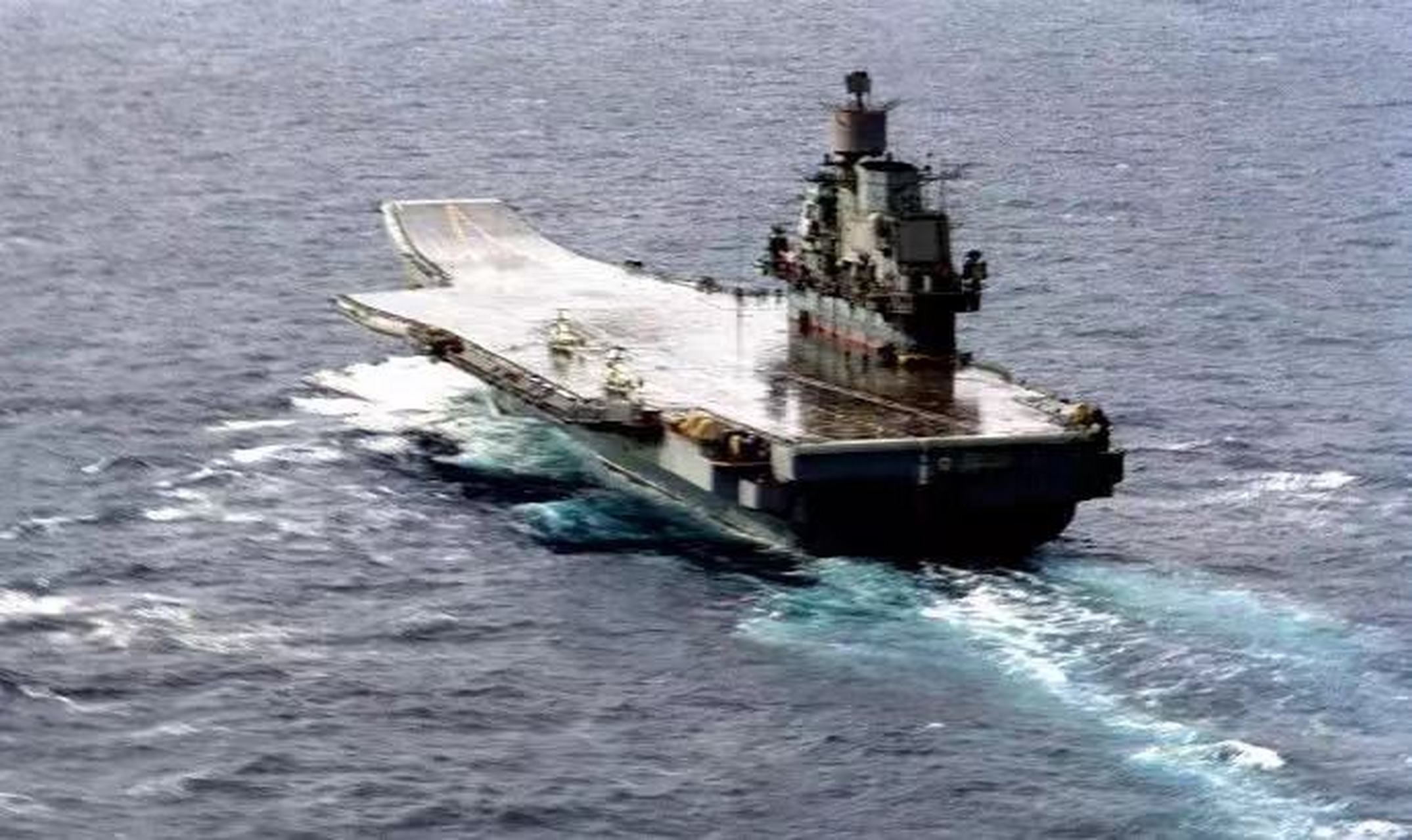 1991年12月初,苏联解体前夕,库兹涅佐夫号航母突然离开黑海的塞凸斯