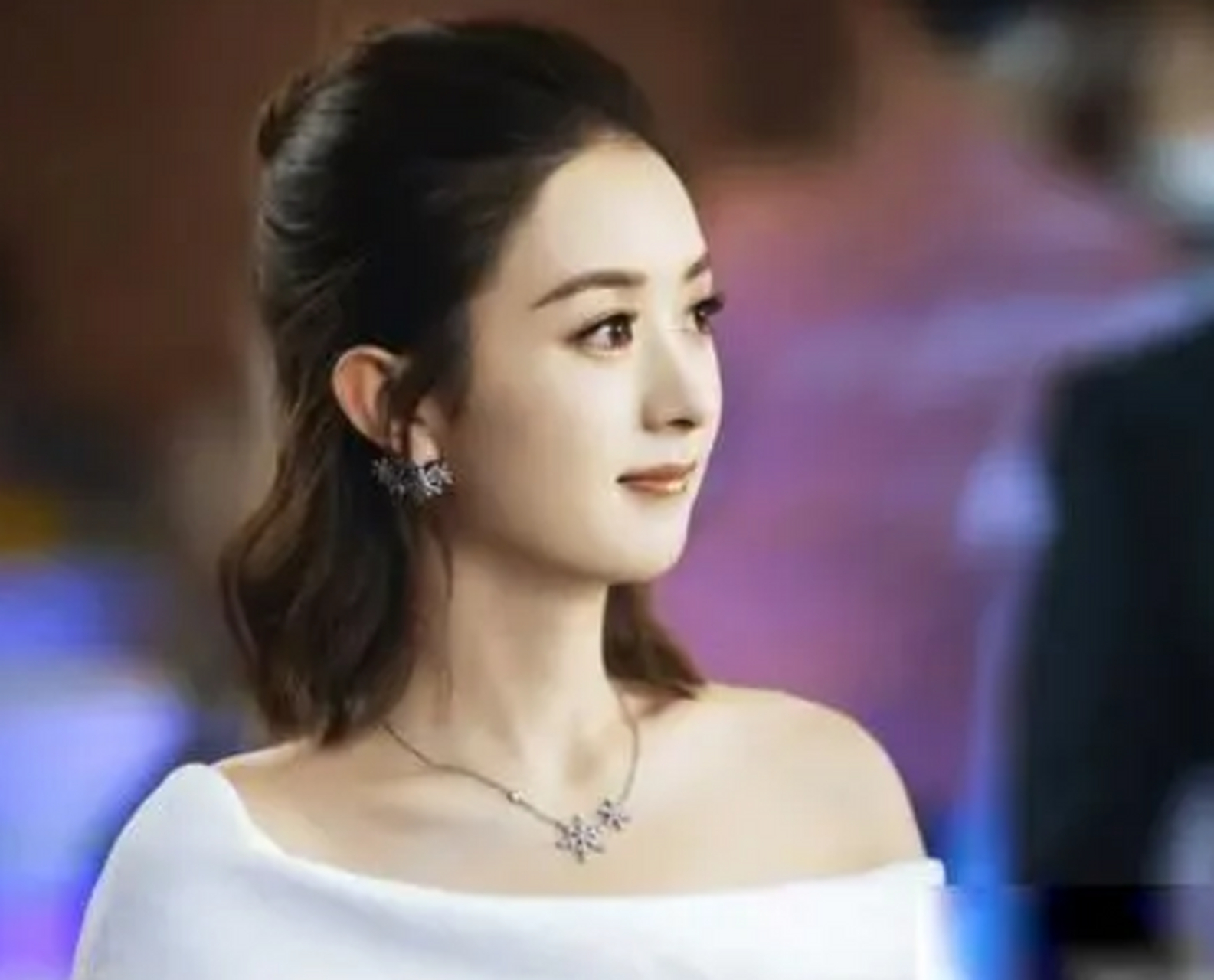 赵丽颖《赤凤姝颜》预告片太美,一袭红衣惊艳出场,尽显侠女风范!