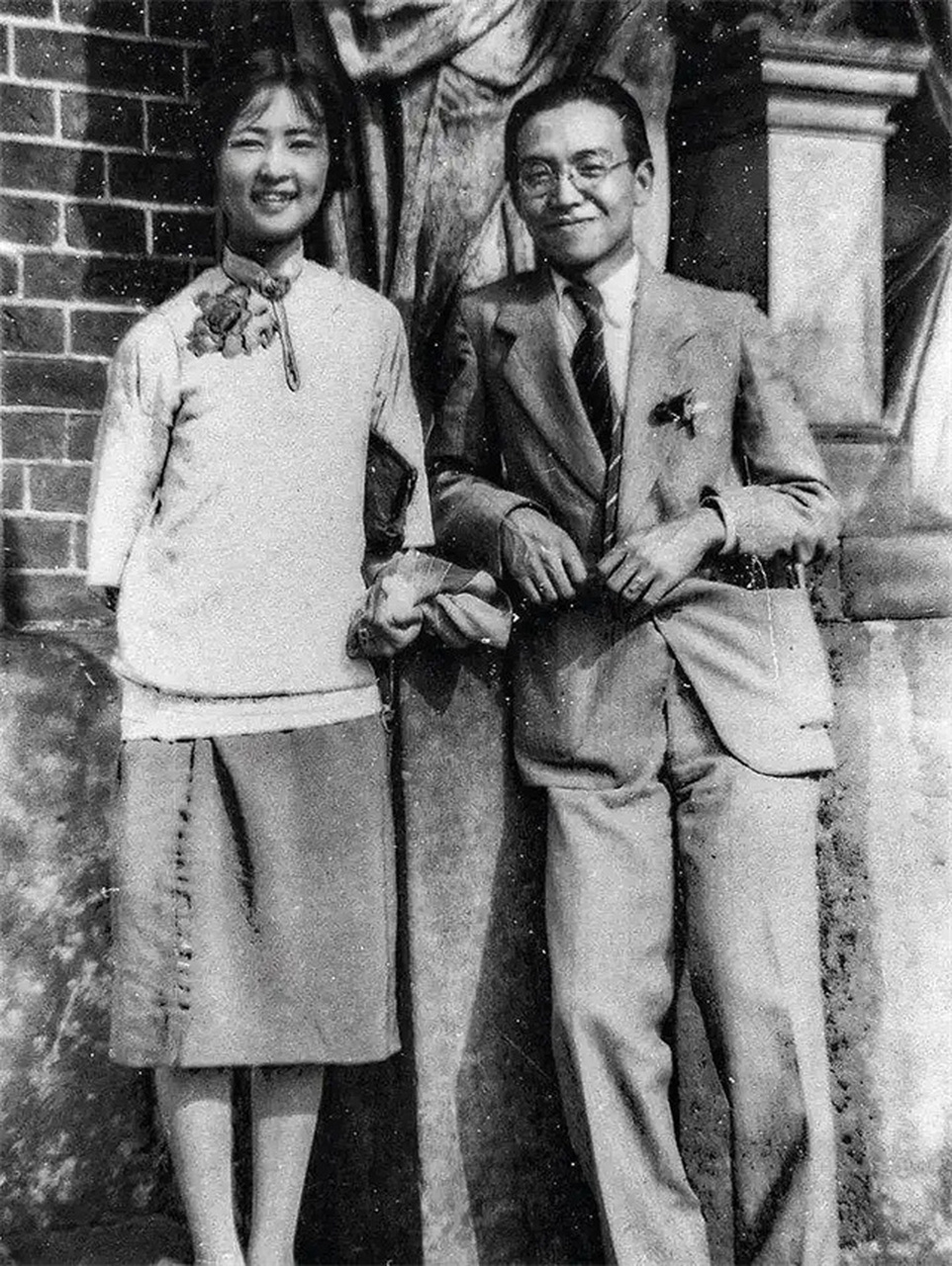 将林徽因的画像藏了起来,女儿梁再冰得知到后怒火中烧,抬手就给了林洙