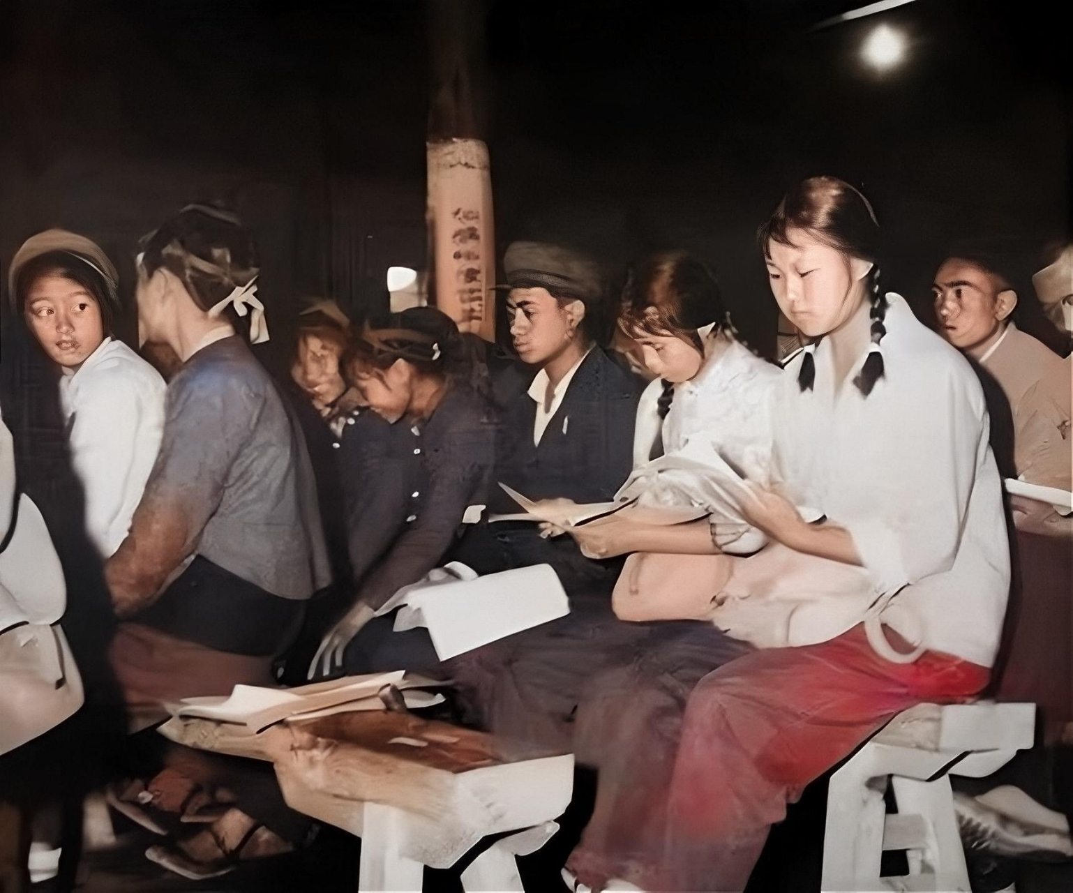 1995年,嫁给农民的知青刘琦突然喝药自杀.