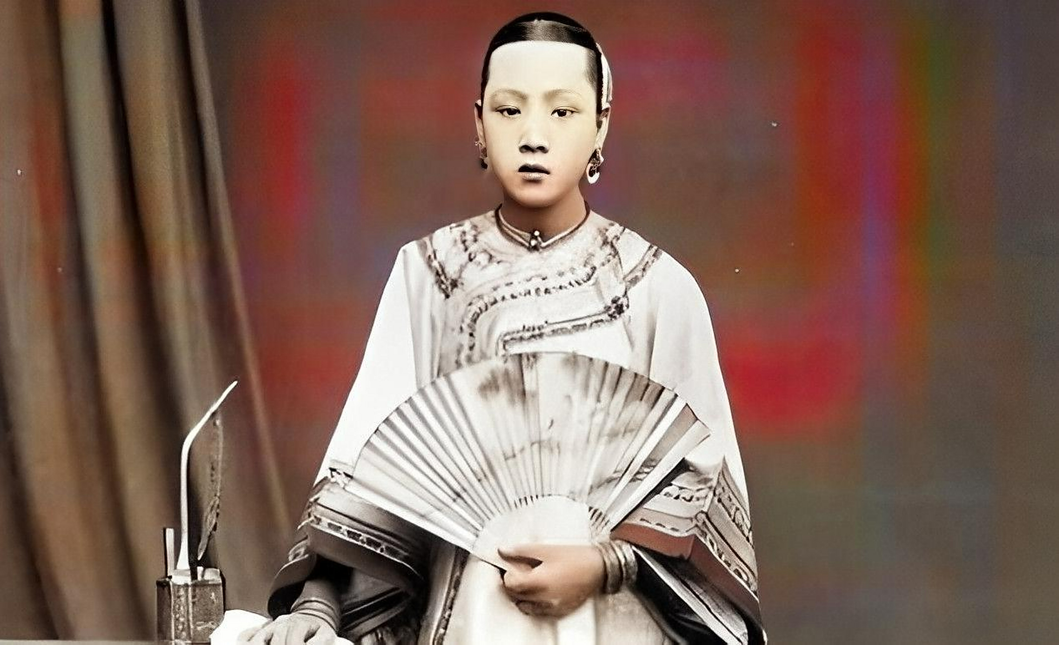 1861年,38岁的李鸿章与25岁的赵小莲结婚,但当李鸿章在新婚之夜揭开