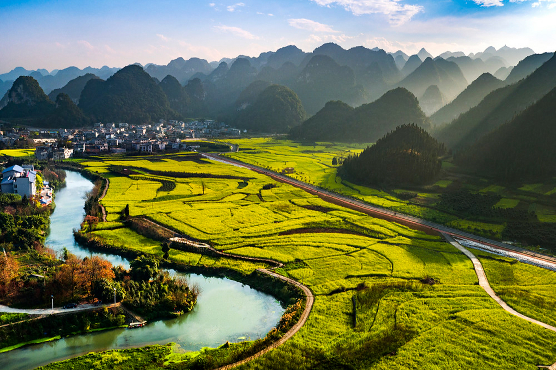 万峰林99  99位于贵州兴义境内,是国家级风景名胜区,aaaa级景区