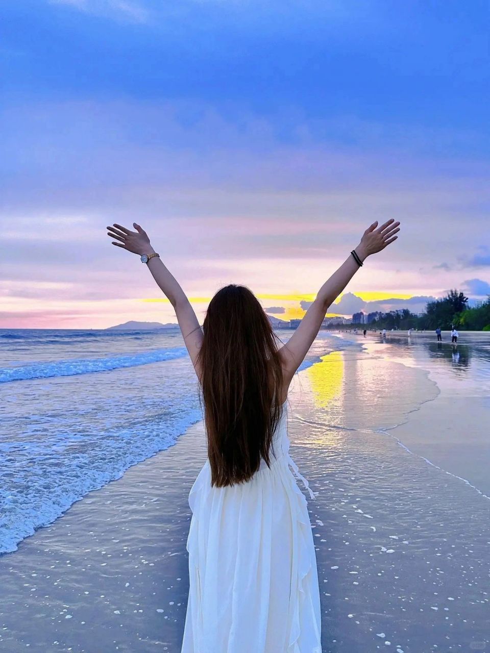 带着背影和三亚看日落 在三亚看日落真有诗意,夕阳滑落的景象美妙绝伦