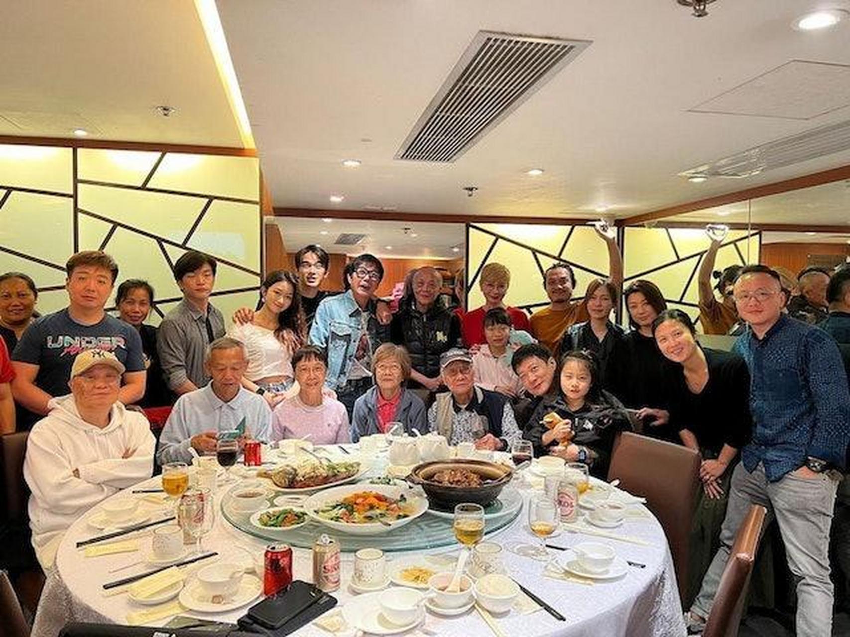 钱小豪太太丘倩鸣近照曝光,极有夫妻相,双双冻龄有术,婚后恩爱廿载!
