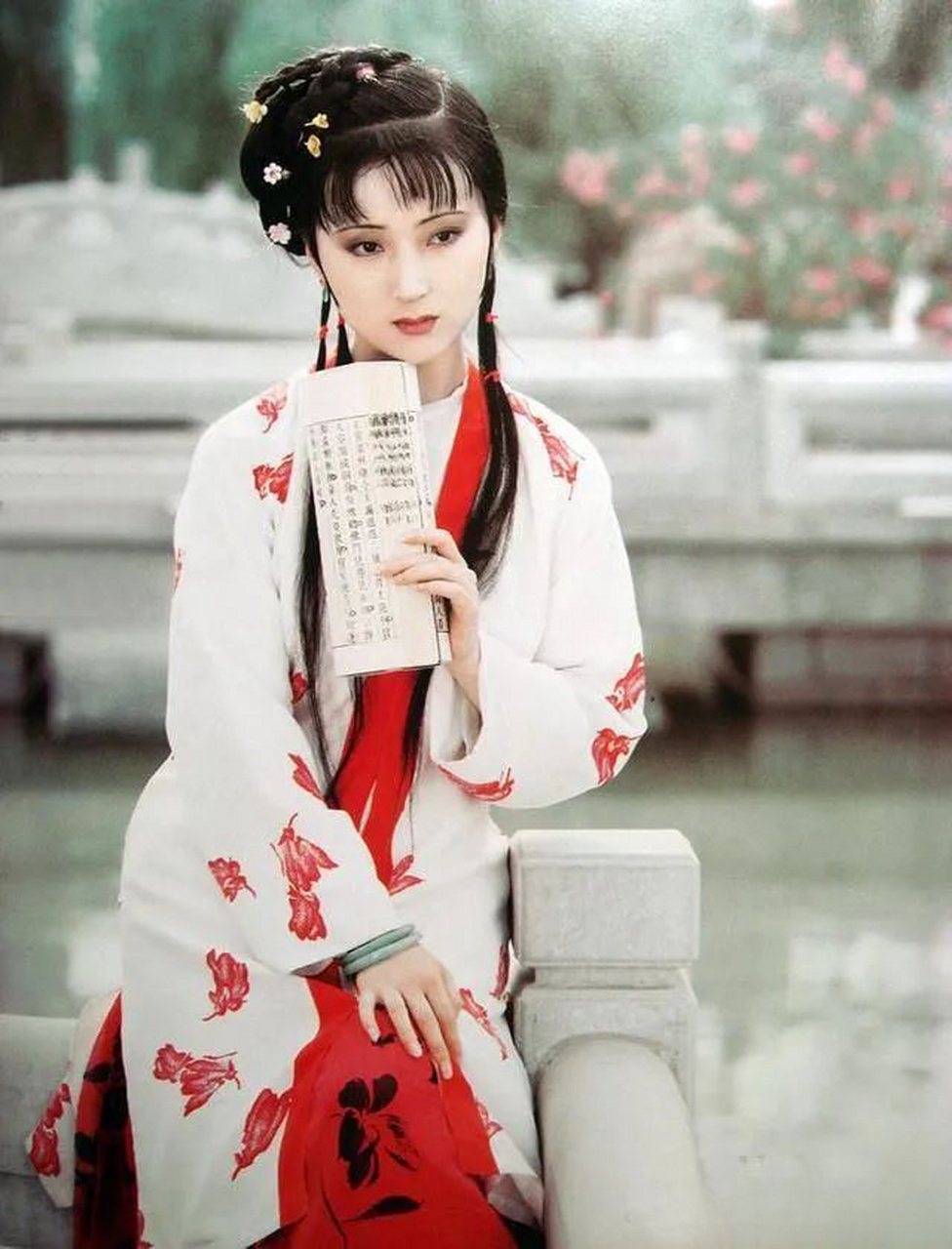 1990年代陈晓旭身穿旗袍的照片.陈晓旭有一种古典美的气质和韵味.