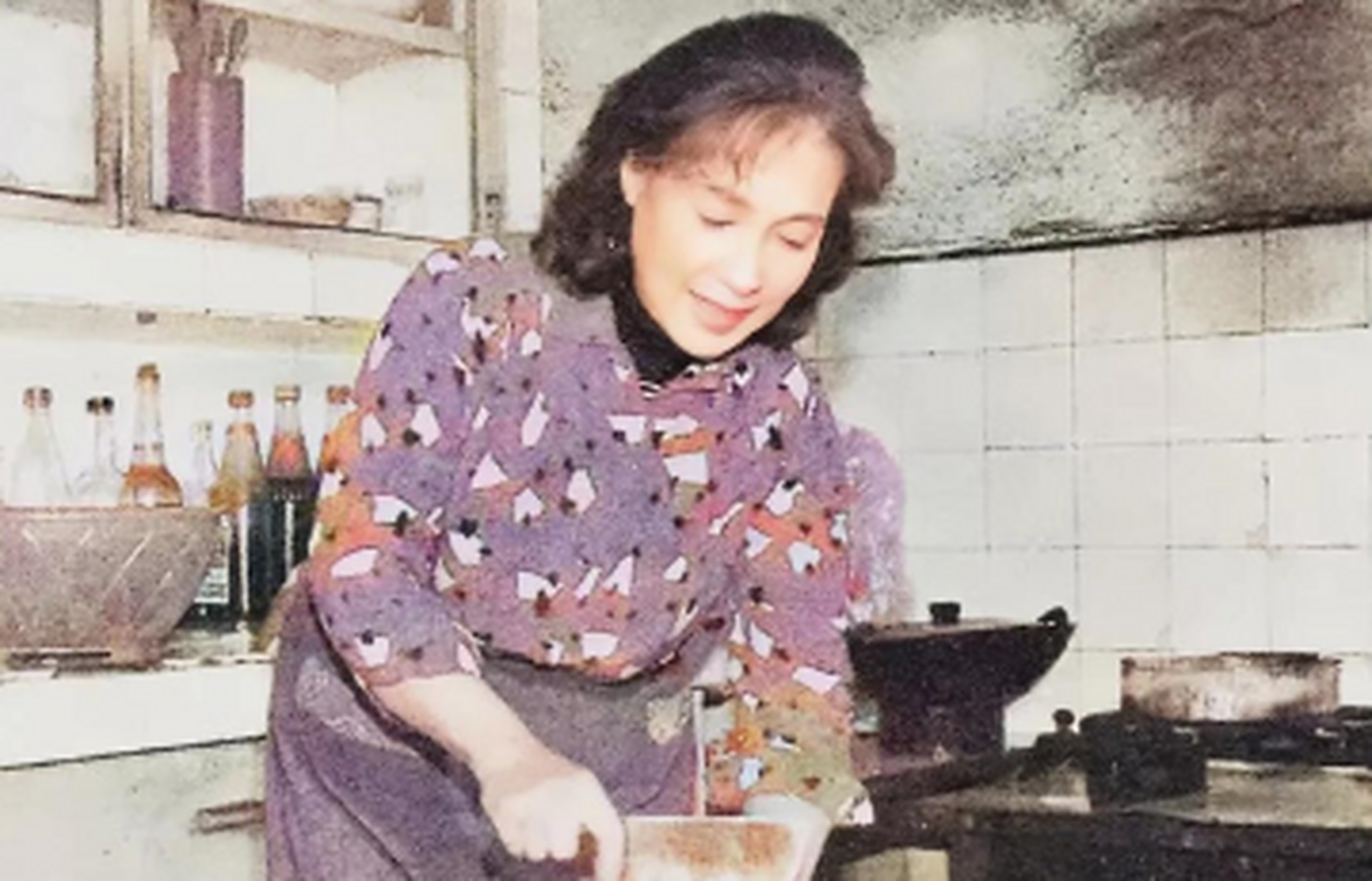 上世纪70年代,"人民艺术家"秦怡的两张生活照,一张是她正在给家人做饭