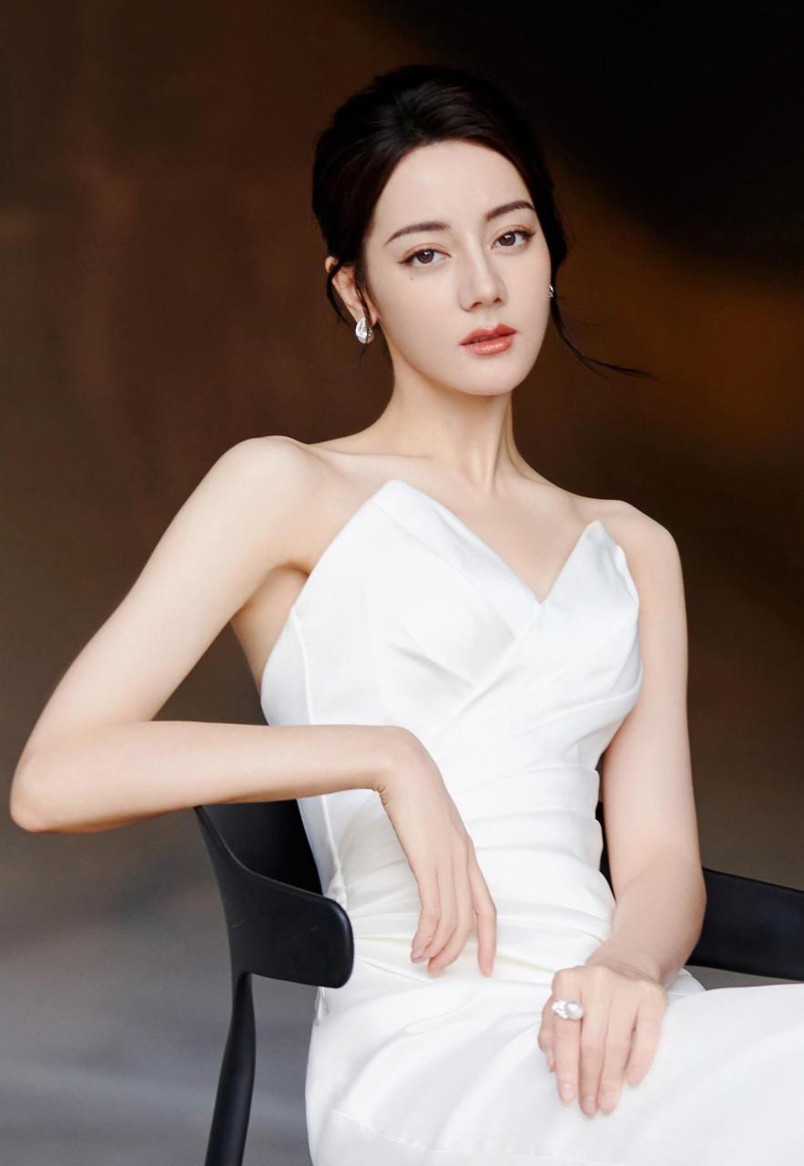 迪丽热巴身姿玲珑翘二郎腿坐姿优雅高