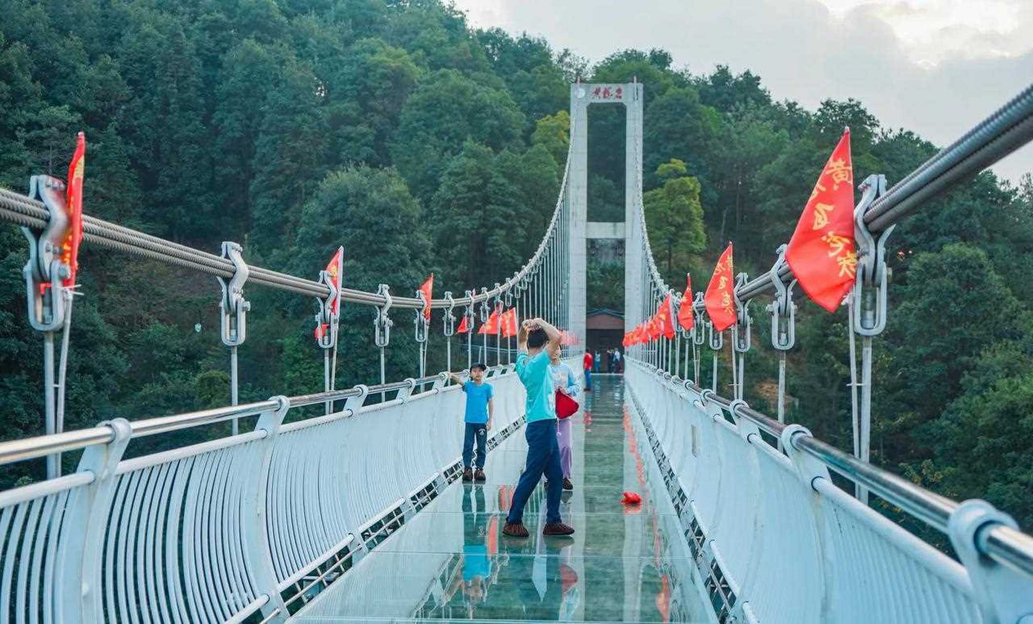 从黄龙岩溶洞出来后,有一座玻璃桥横跨在两座高山之间,长288米,高168