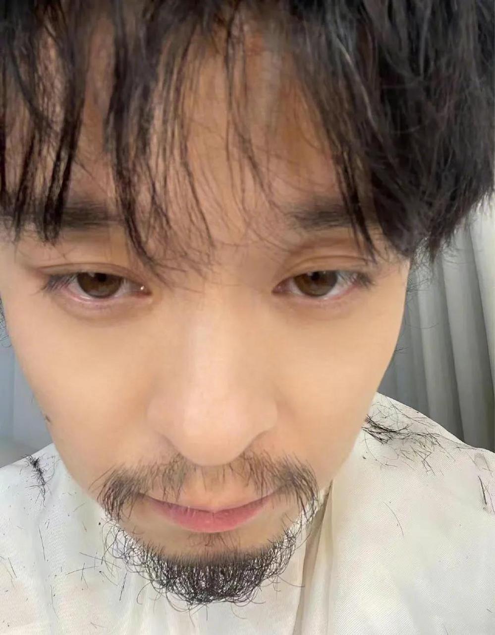 真的报看啊,瞬间多了一股叔味,而且变得不帅了,这八字胡显得很猥琐啊