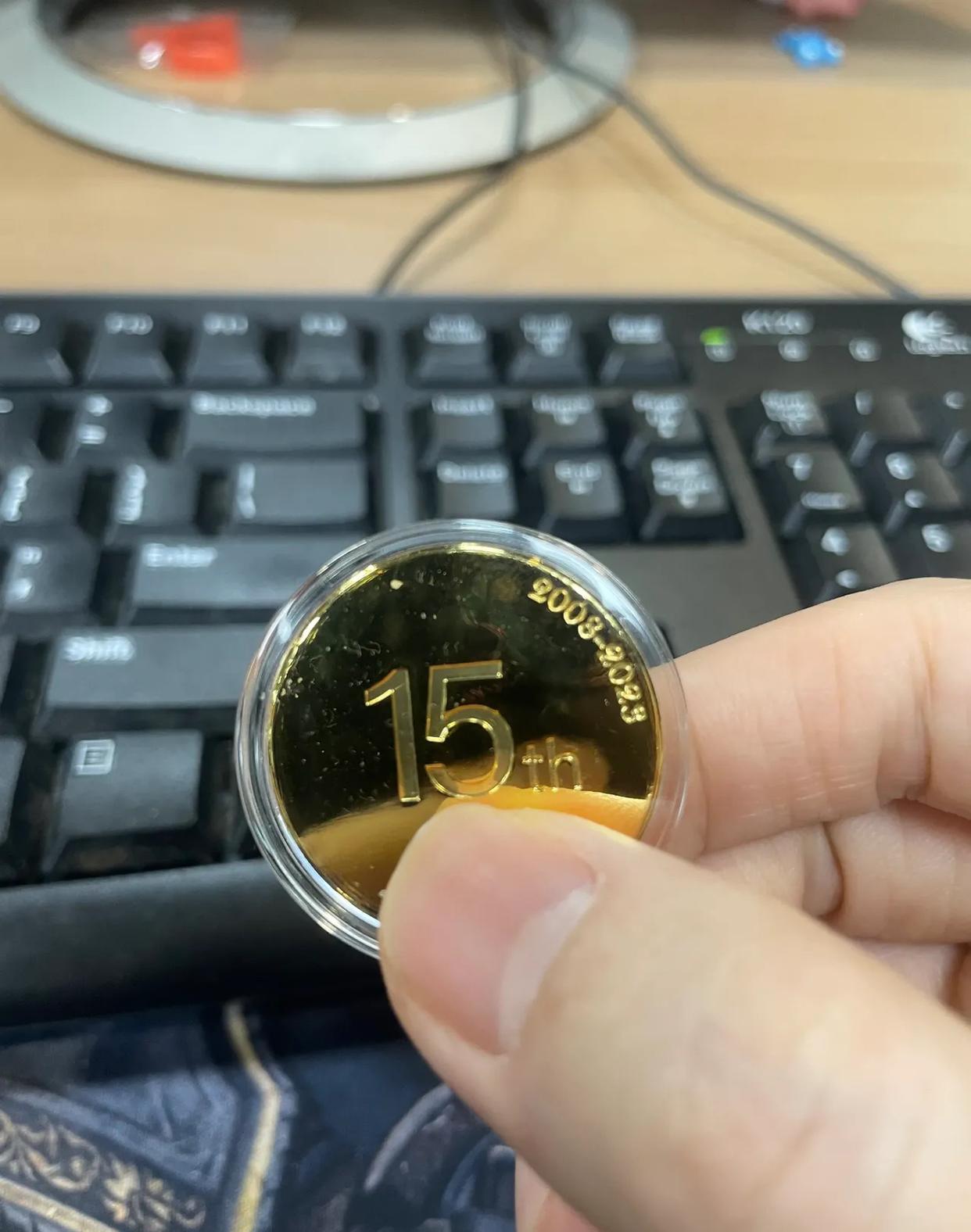 公司发的周年纪念币听说是纯金的