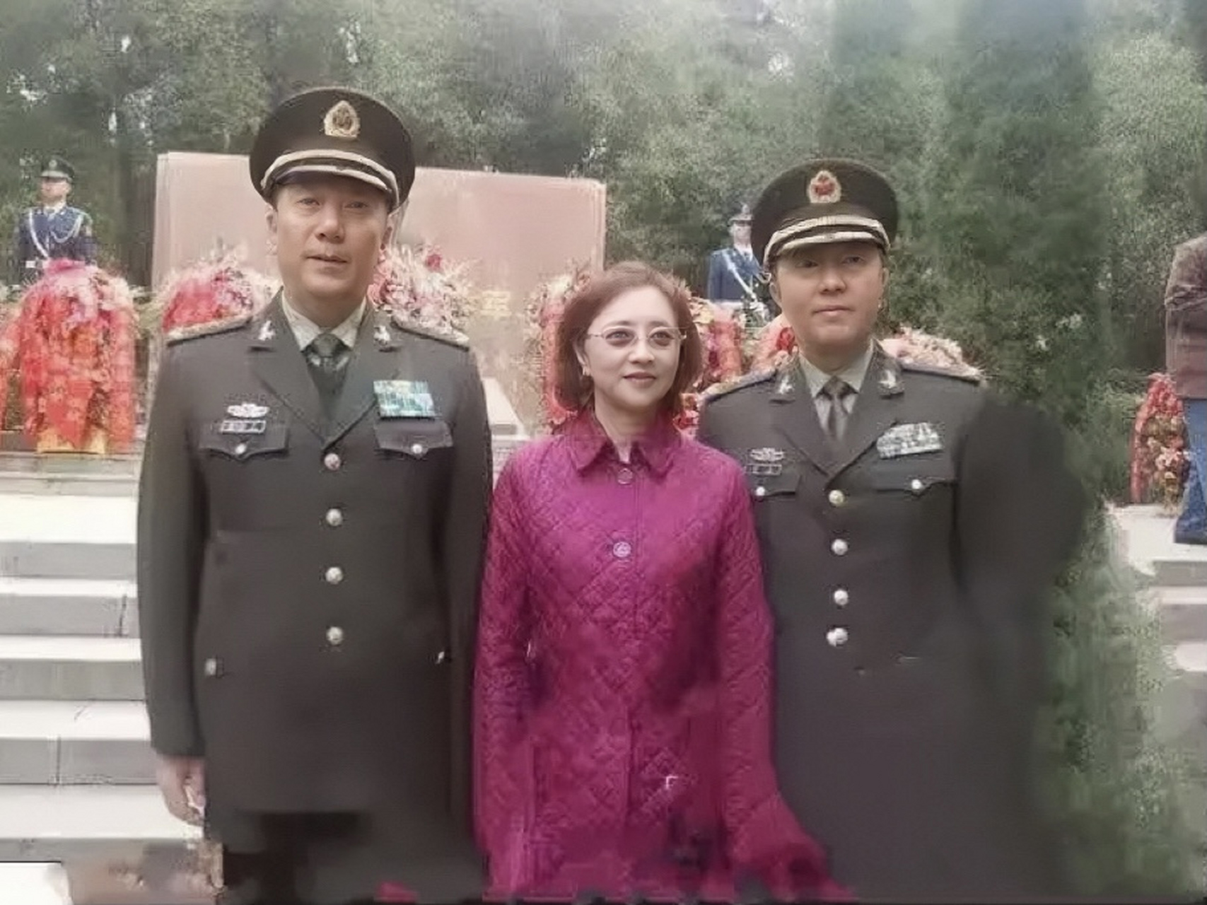 80年代,秦基伟将军的珍贵全家福.