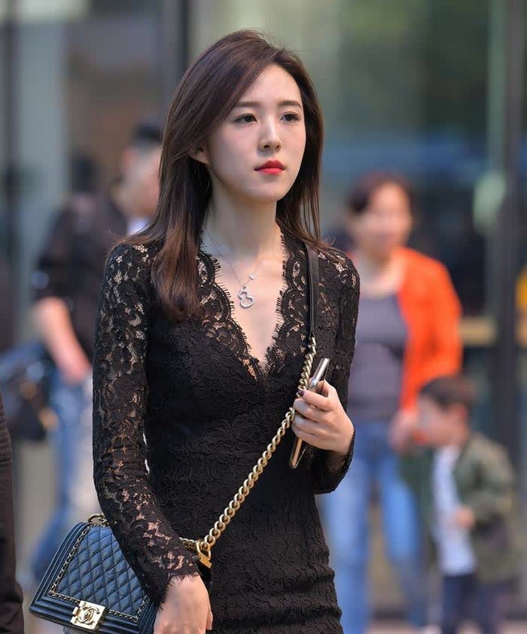 小姐姐身着深v露背裸色连衣裙,演绎小性感的美!