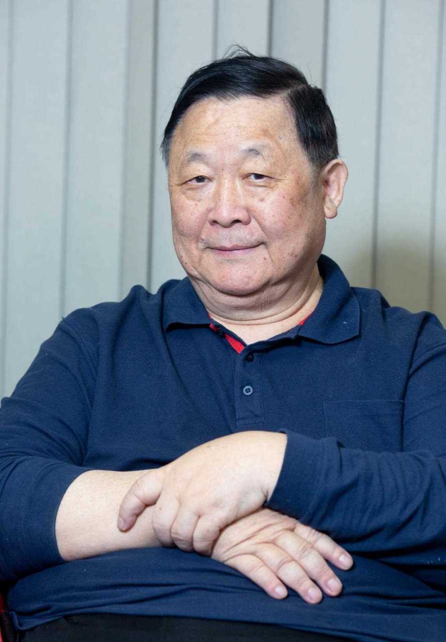 香港老演员秦煌的照片,他今年已经74岁