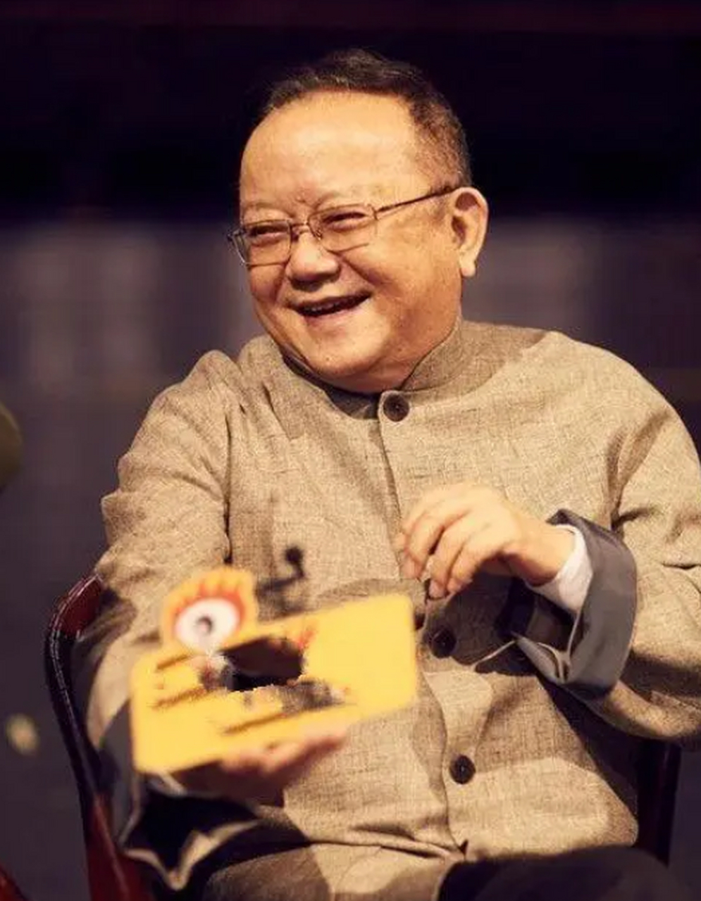 小时候经常看王刚的电视剧,现在也近70多岁了吧,据说移居国外了,应该