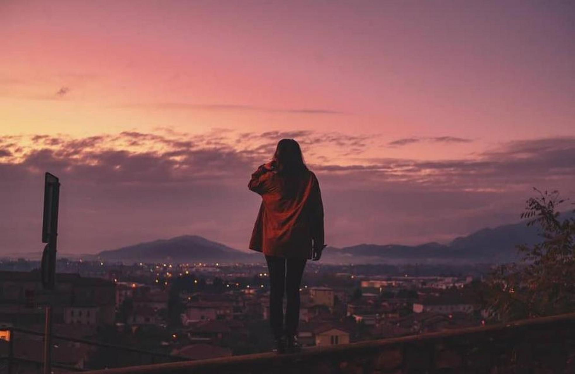 夕阳背影女壁纸图片