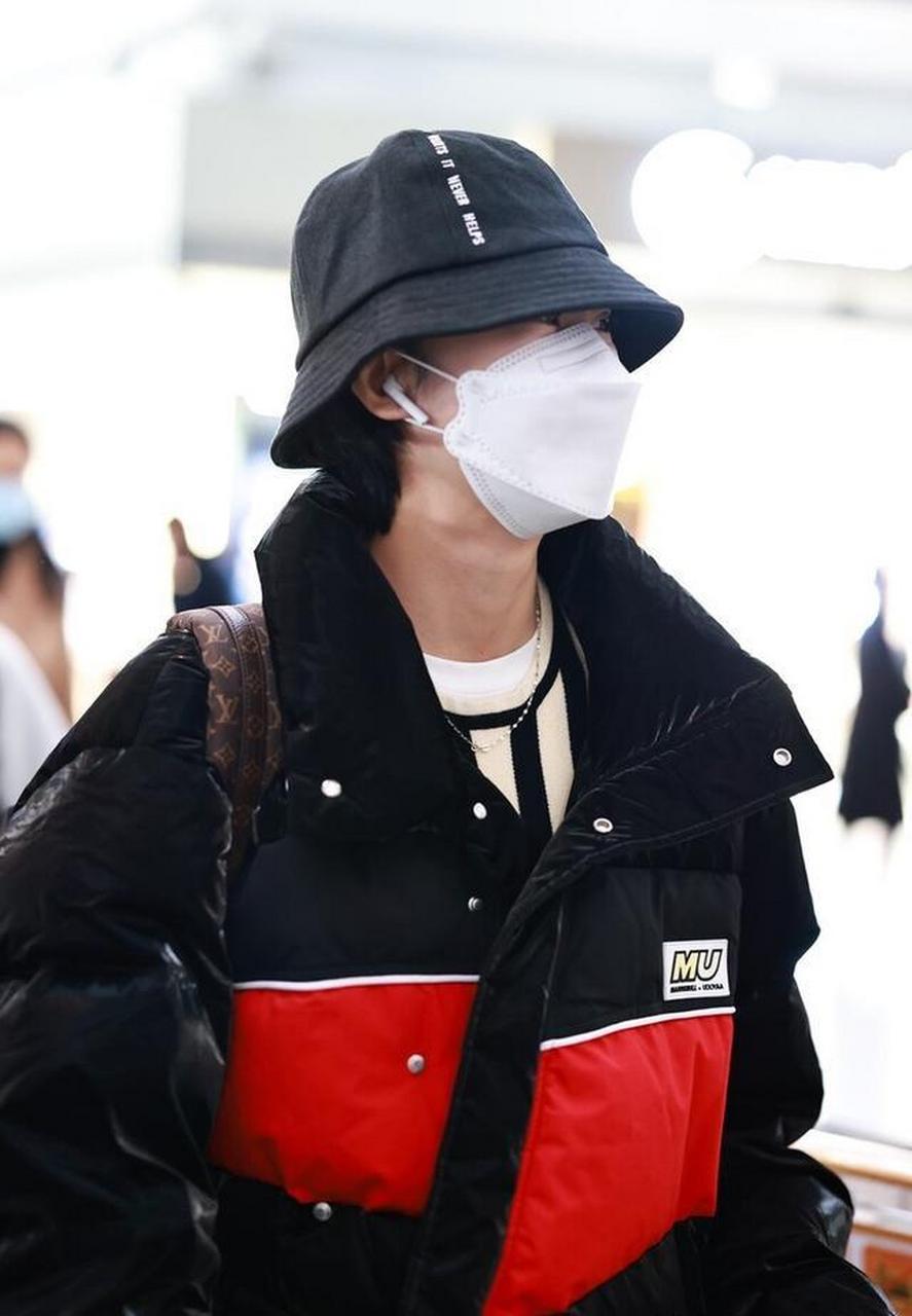 街拍:郁可唯黑色拼接羽绒服 红色运动裤 渔夫帽温暖休闲