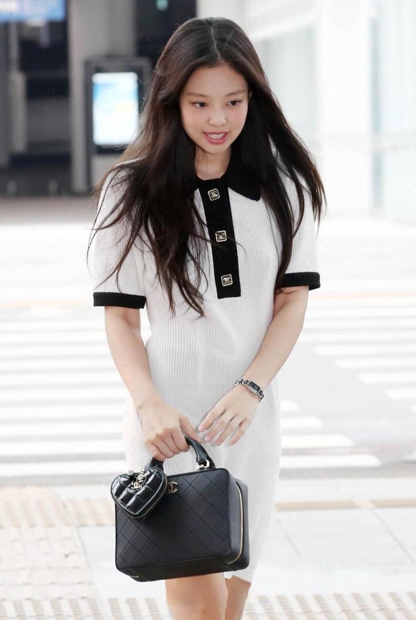 jennie机场私服 邻家感满满~ 这一身黑白色调的穿搭简约清新,犹如邻家