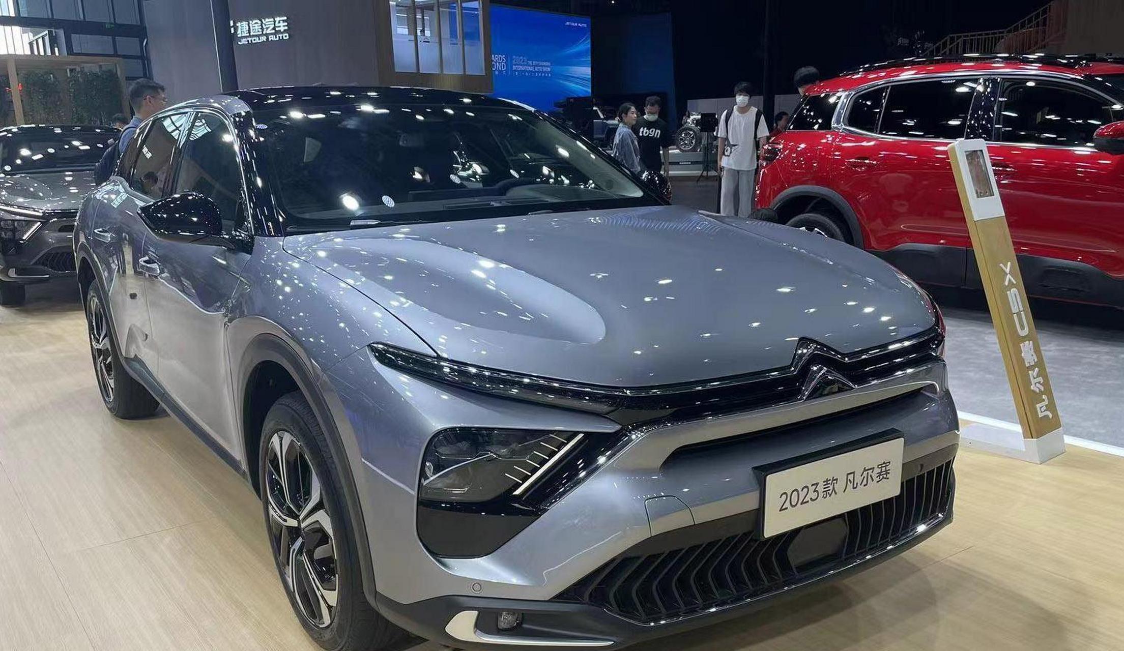 近日,新款凡尔赛c5 x正式上市,新车共推出了四款车型,售价区间为14.