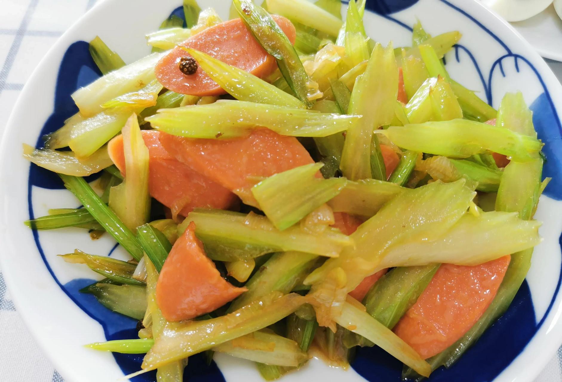 简餐 火腿肠炒芹菜,醋溜土豆丝,咸蛋,糙米白米饭 在网上看到糙米的