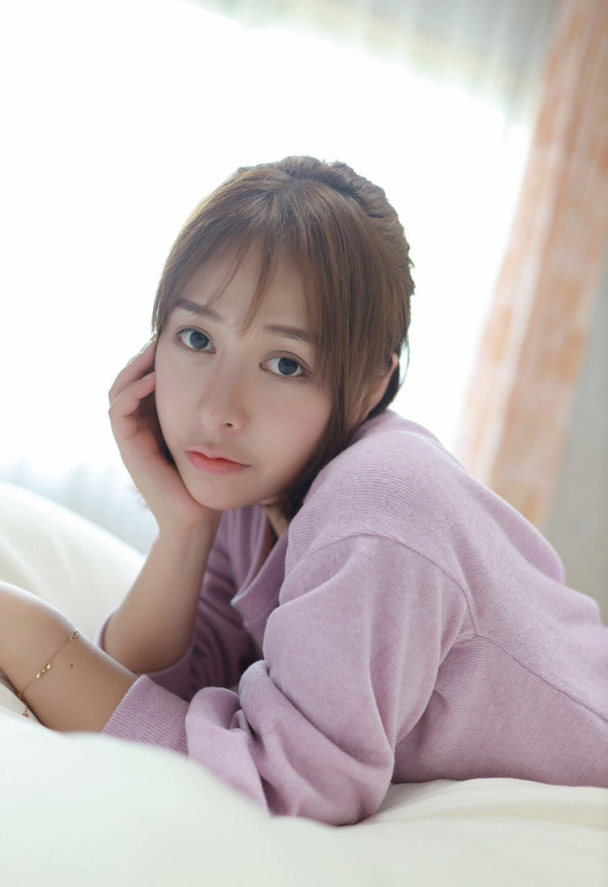 高颜值美女evelyn艾莉紫色毛衣超清图集