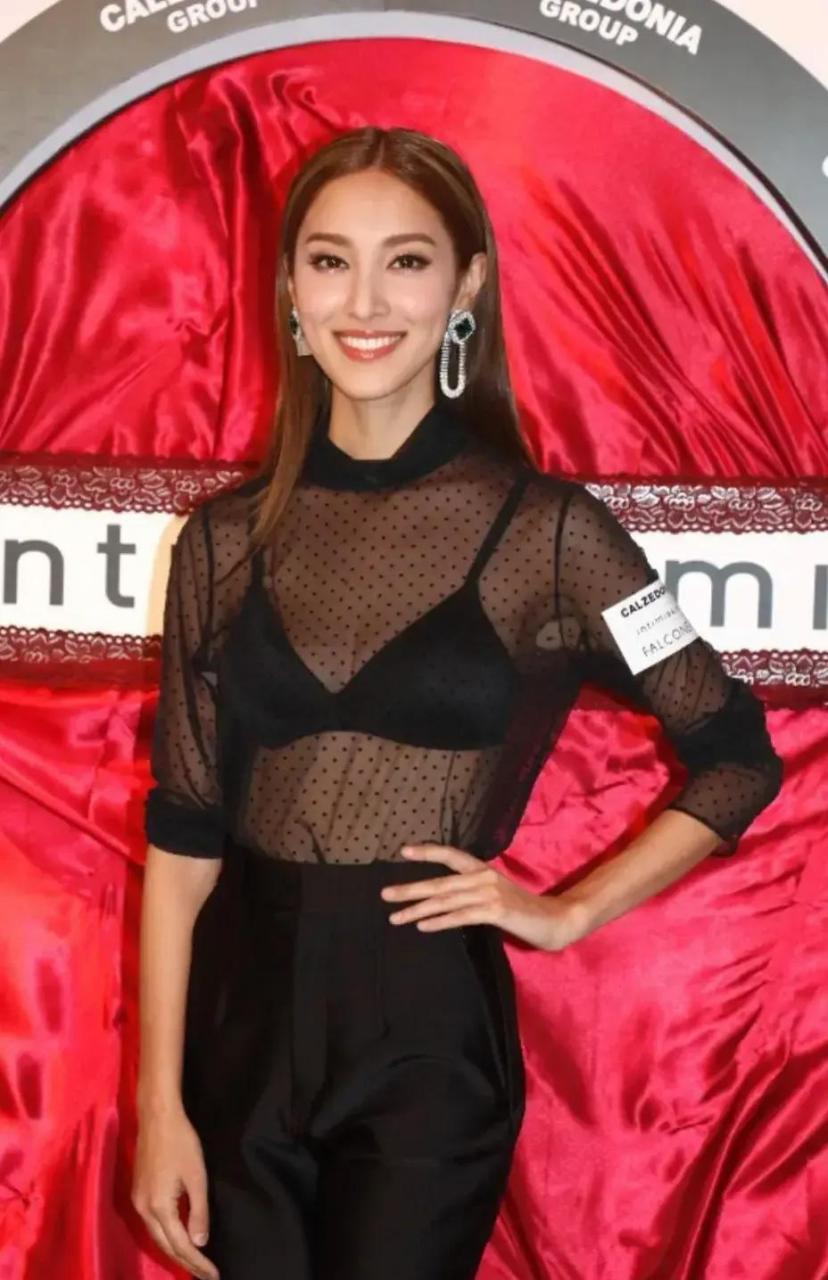 郑嘉颖老婆陈凯琳真是放得开,穿黑色透视上衣出席活动,里面黑色内衣都