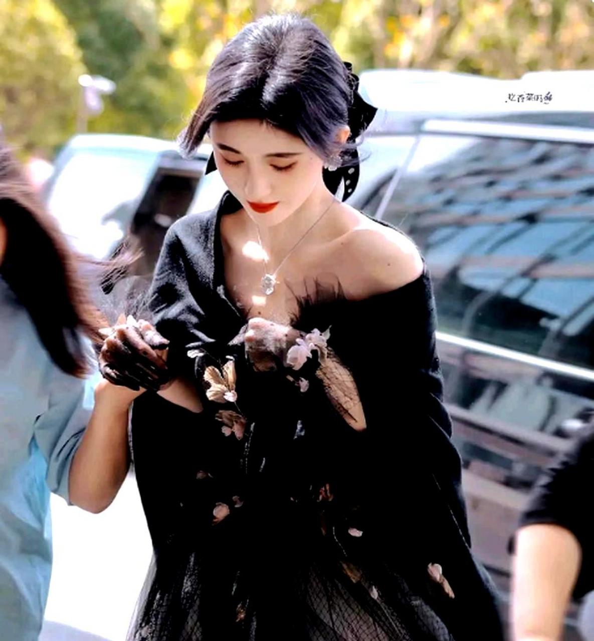 鞠婧祎身材虽然不高,但比例完美,确实是一位名副其实的"四千年美女"!