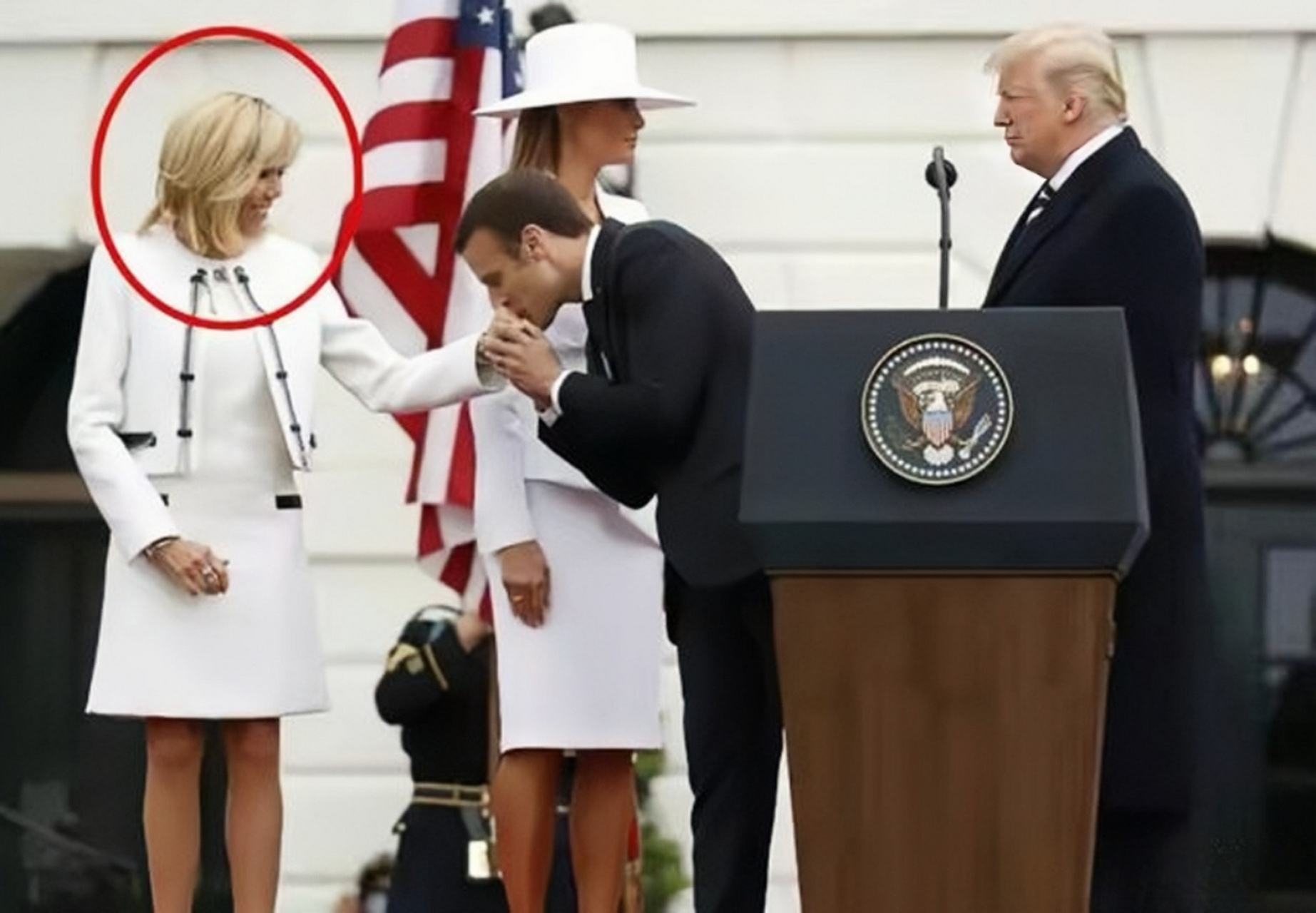 当年,马克龙亲吻梅拉尼娅,老特已经不开心了,马克龙转身去亲吻妻子