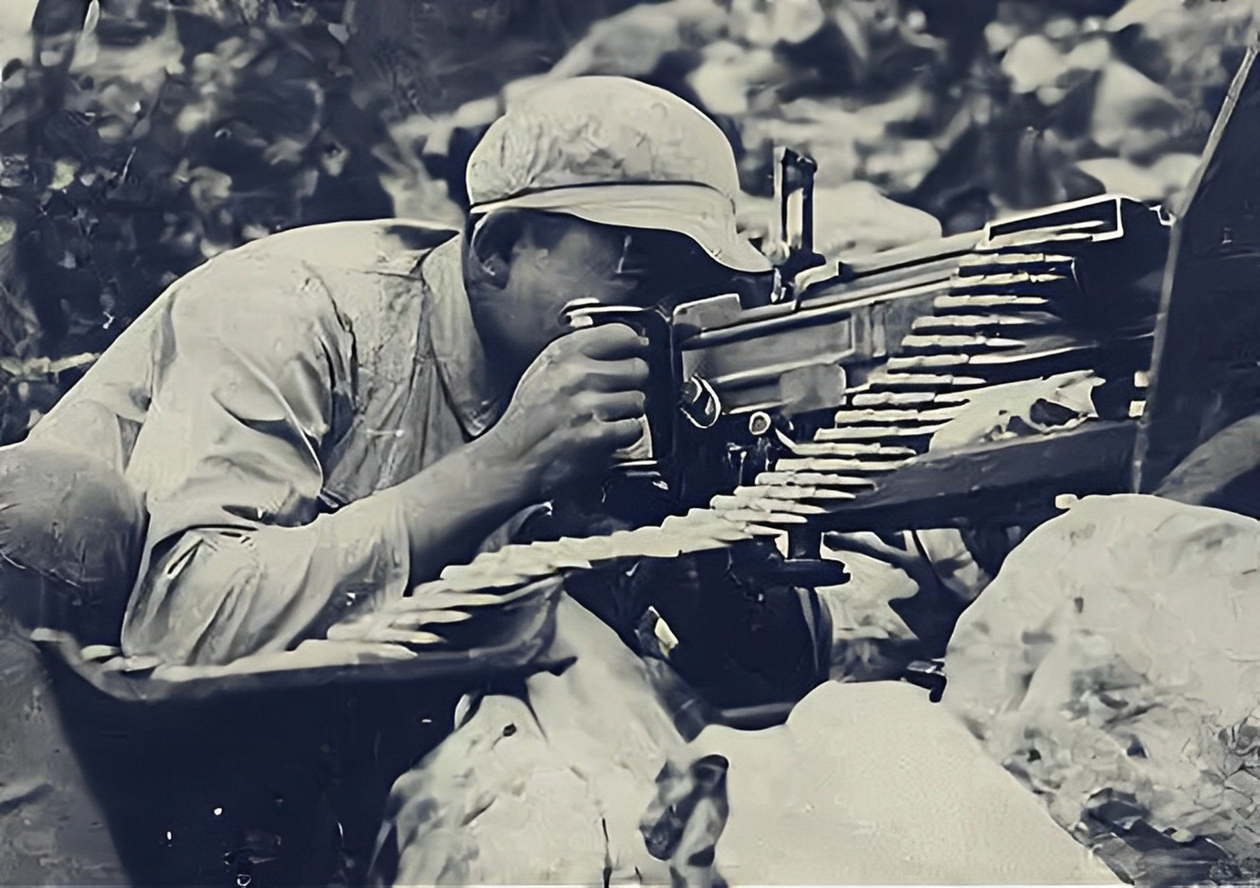 1951年,志愿军·战士缴获了一挺美国重机枪,但在战场上,没有一个敌人