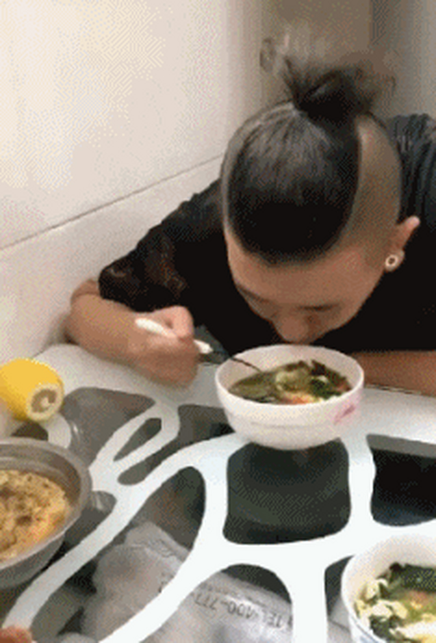搞笑gif动图:第一张太可爱,金毛:为了混口饭吃,不得不帮主人看孩子.