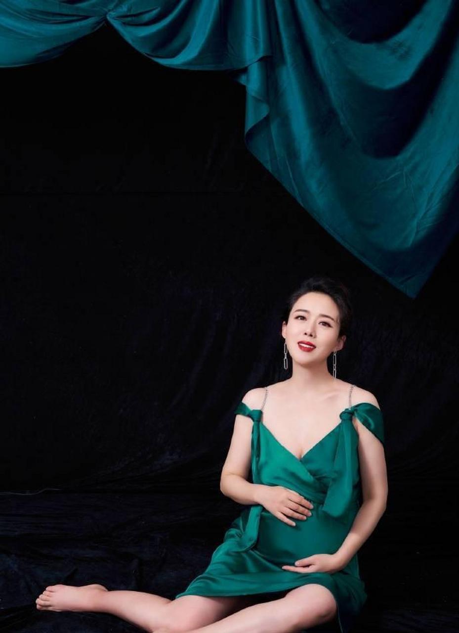 颜丹晨44岁生日晒孕肚写真