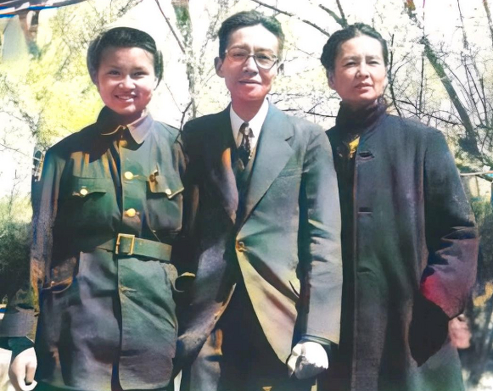 50年代一张珍贵的结婚照,新郎叫于航,新娘叫梁再冰,这个名字相信大家