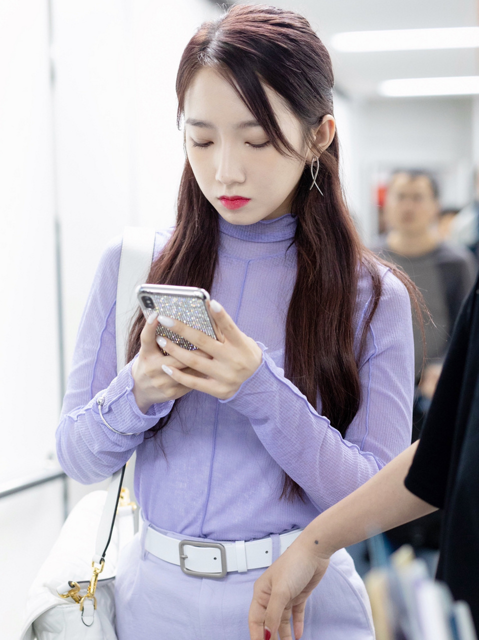 山支大哥孟美岐私服穿搭 温柔的香芋紫 山支大哥孟美岐机场私服穿搭