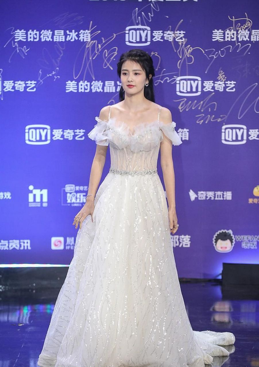 白鹿的写真图和活动生图对比,差别不是很大,皮肤确实很好!