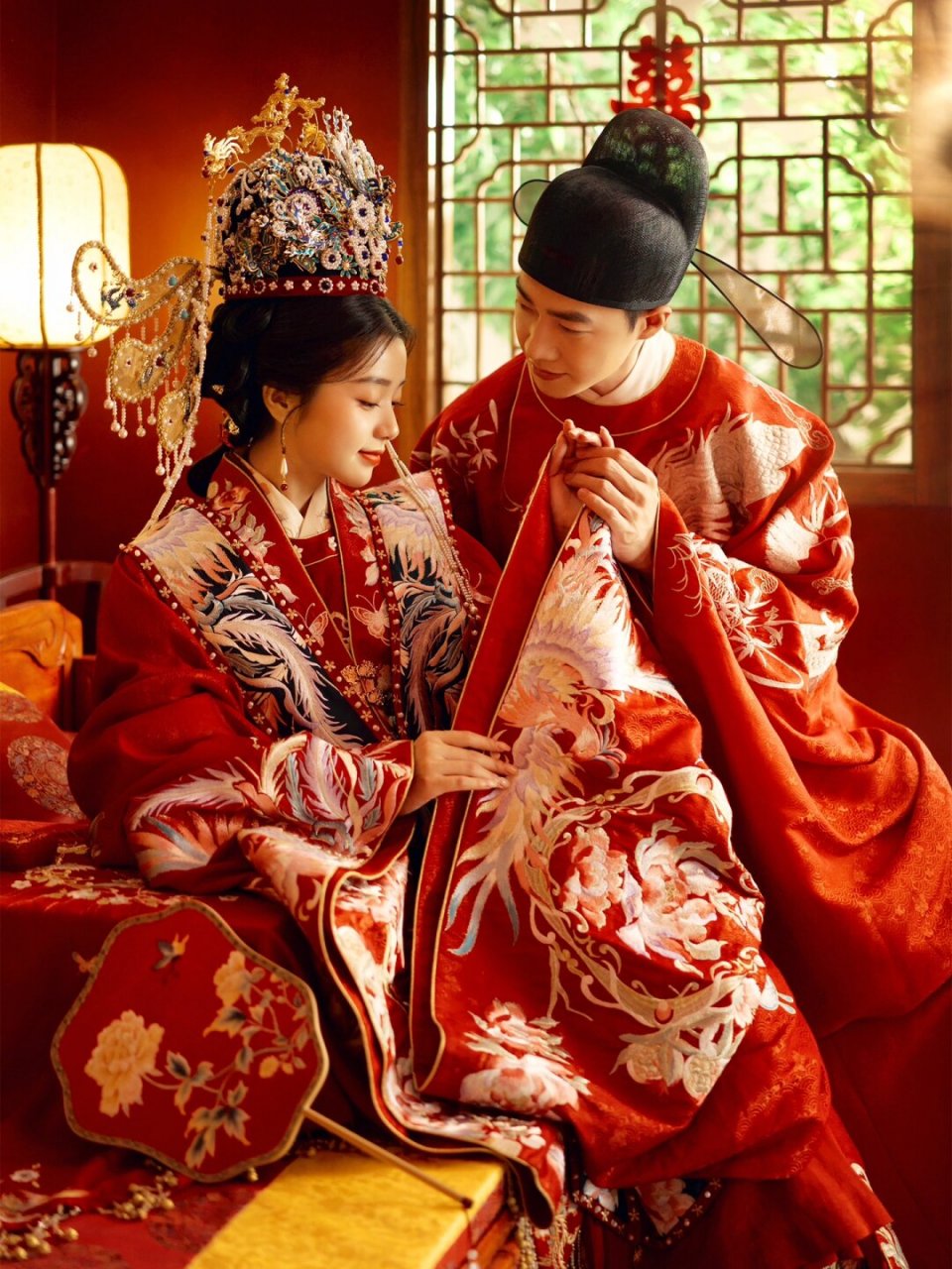 美出天际的明制汉服婚纱照赴一场中式浪漫  凤冠霞帔,古韵盈怀 美丽如