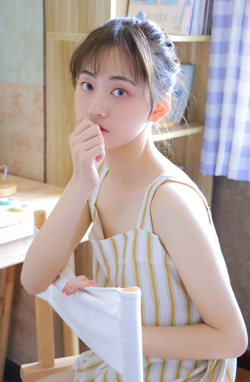 白皙骨感长腿美女性感写真
