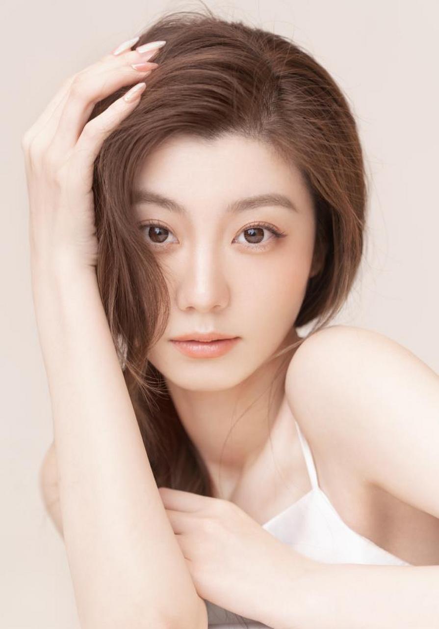 王牌女郎费费:端庄秀丽,楚楚动人