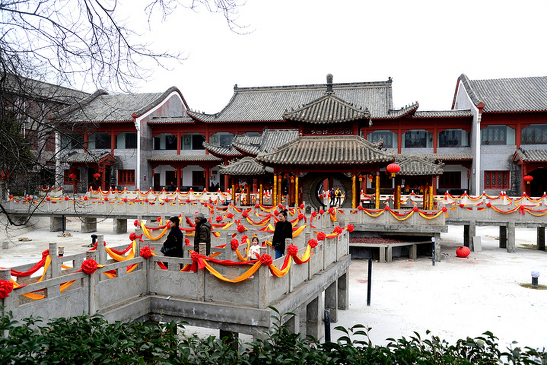 华佗庙位于河南永城双桥乡曹夏庄西北角,距华佗故里龙岗华佗村21公里