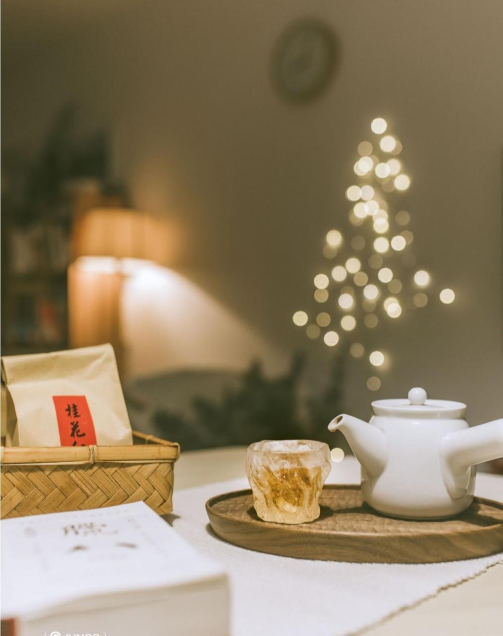 家居日常我家夜晚,溫暖燈光,一杯紅茶 夜晚,點點燈光,一杯紅茶,過完