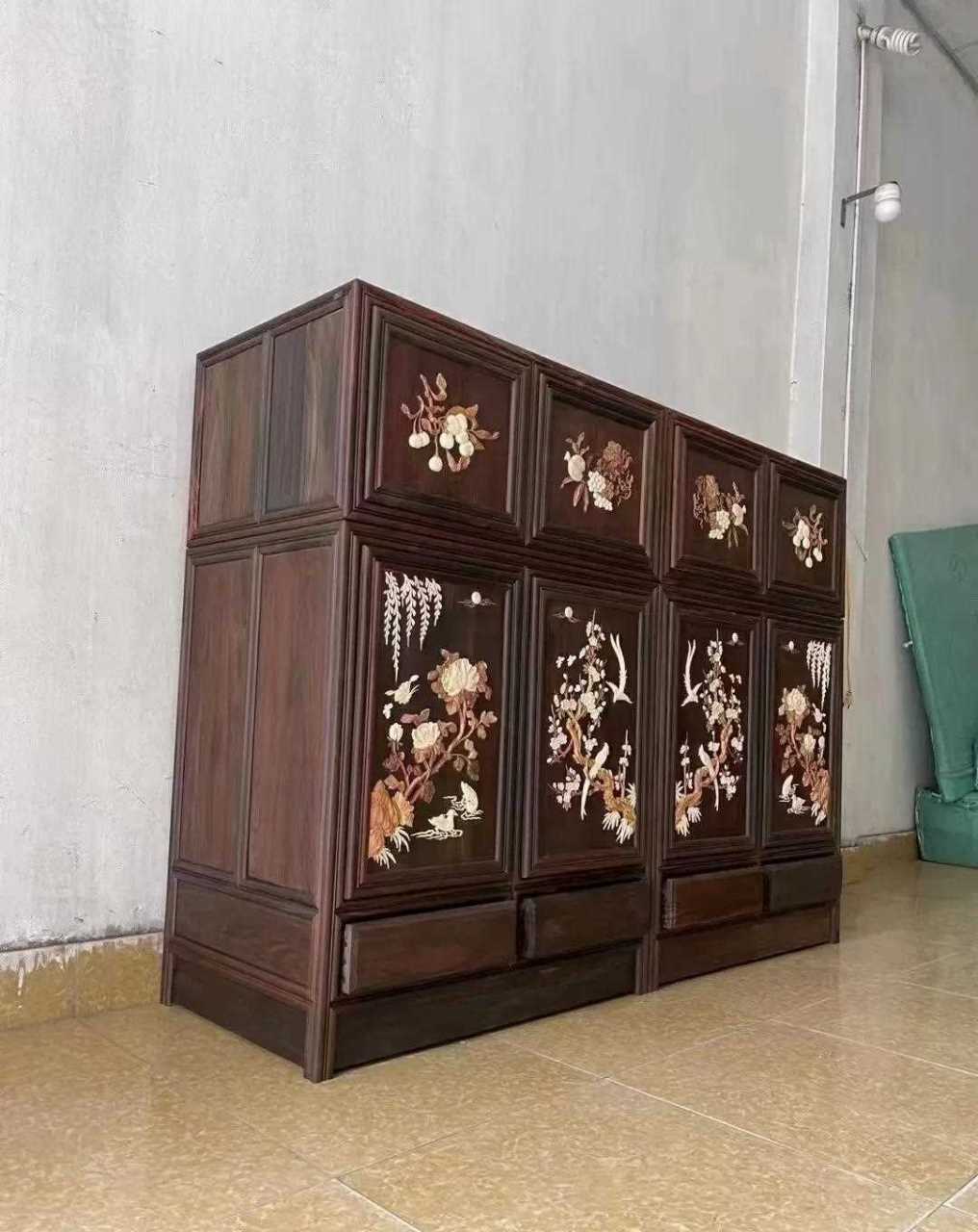 大红酸枝雕花衣柜