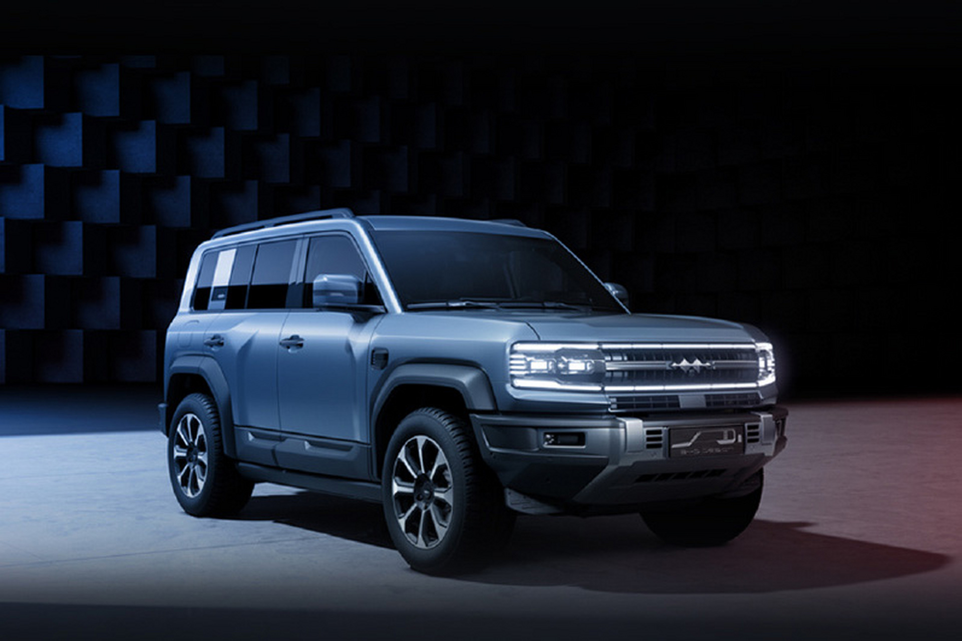 看了比亚迪方程豹5的底盘设计,再看看toyota land cruiser 300的底盘