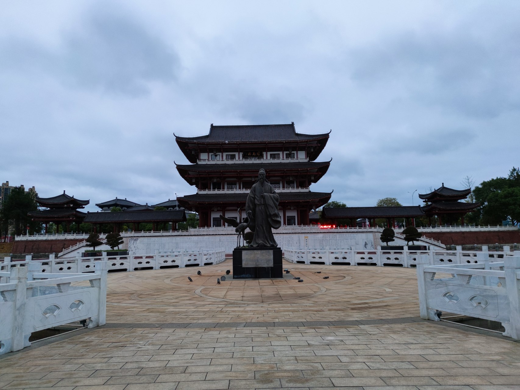 我驱车170公里抵达常德柳叶湖,顺便去看了下大名鼎鼎的司马楼,这个楼