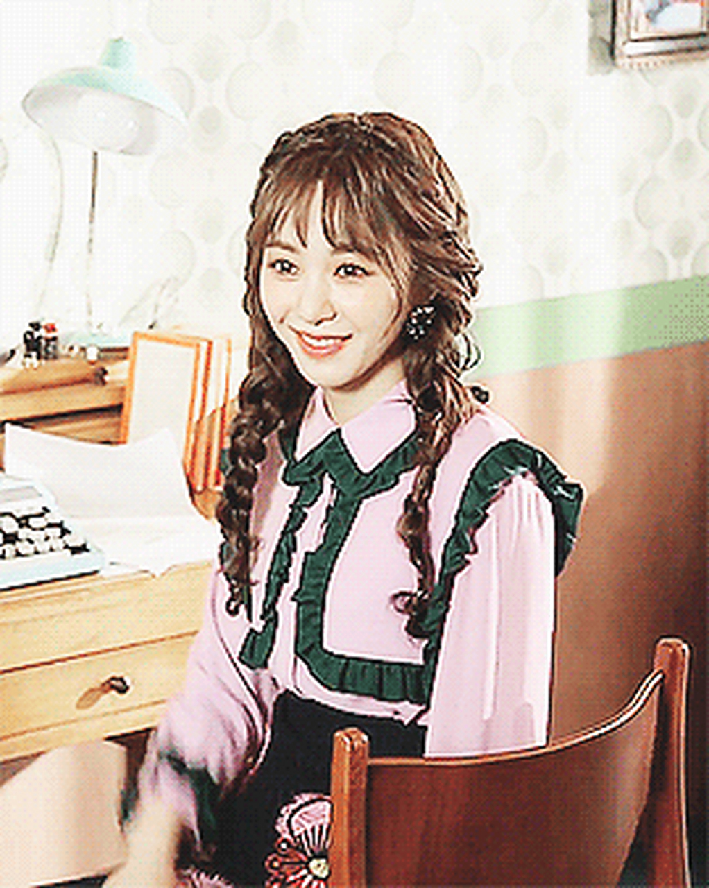 权珉阿是aoa女子团体中的歌手,这个团体的歌曲和舞姿走的是性感路线.