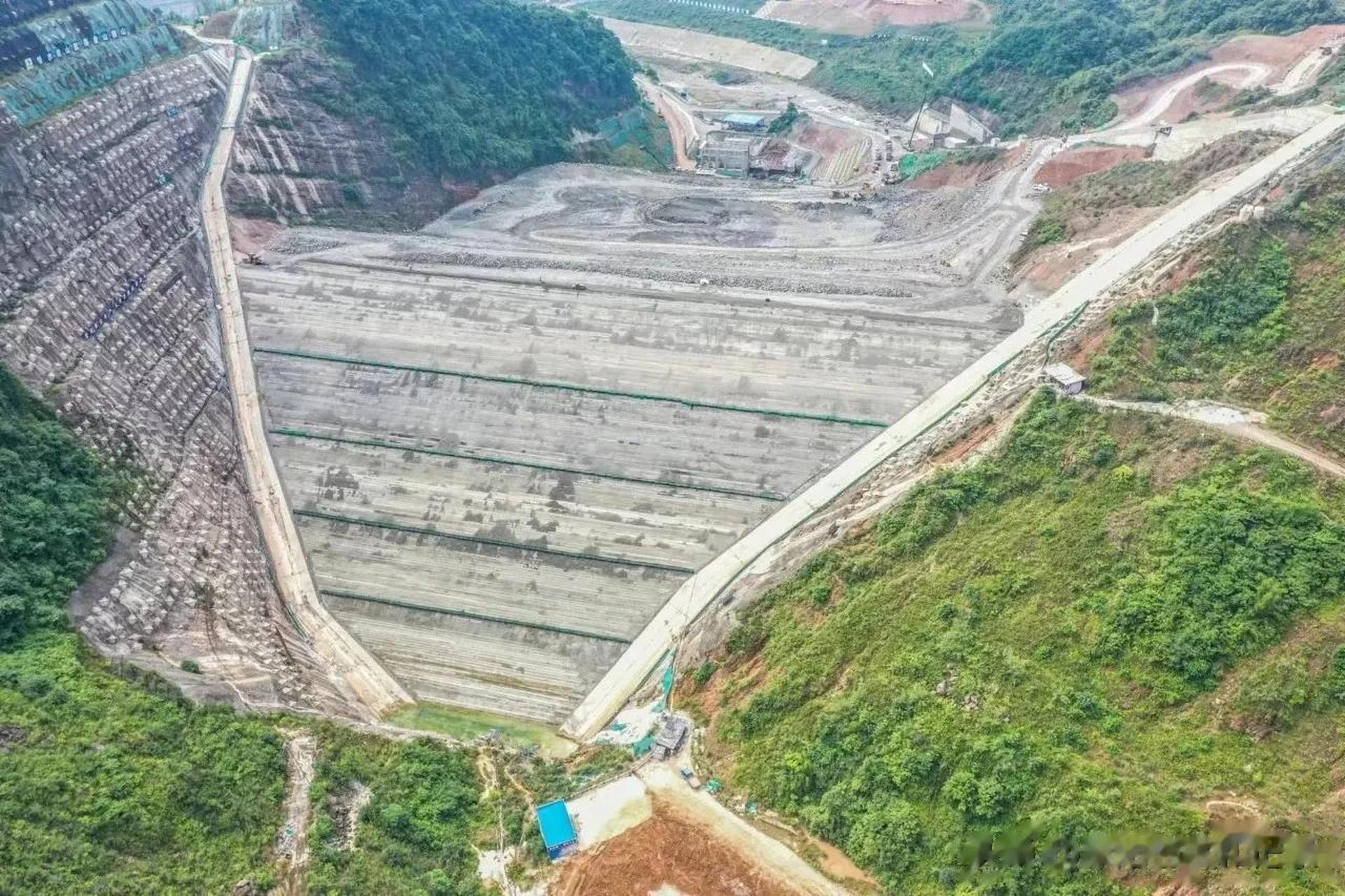 73亿立方米崇州李家岩水库大坝坝前填筑至高程720米,提前完成今年防洪