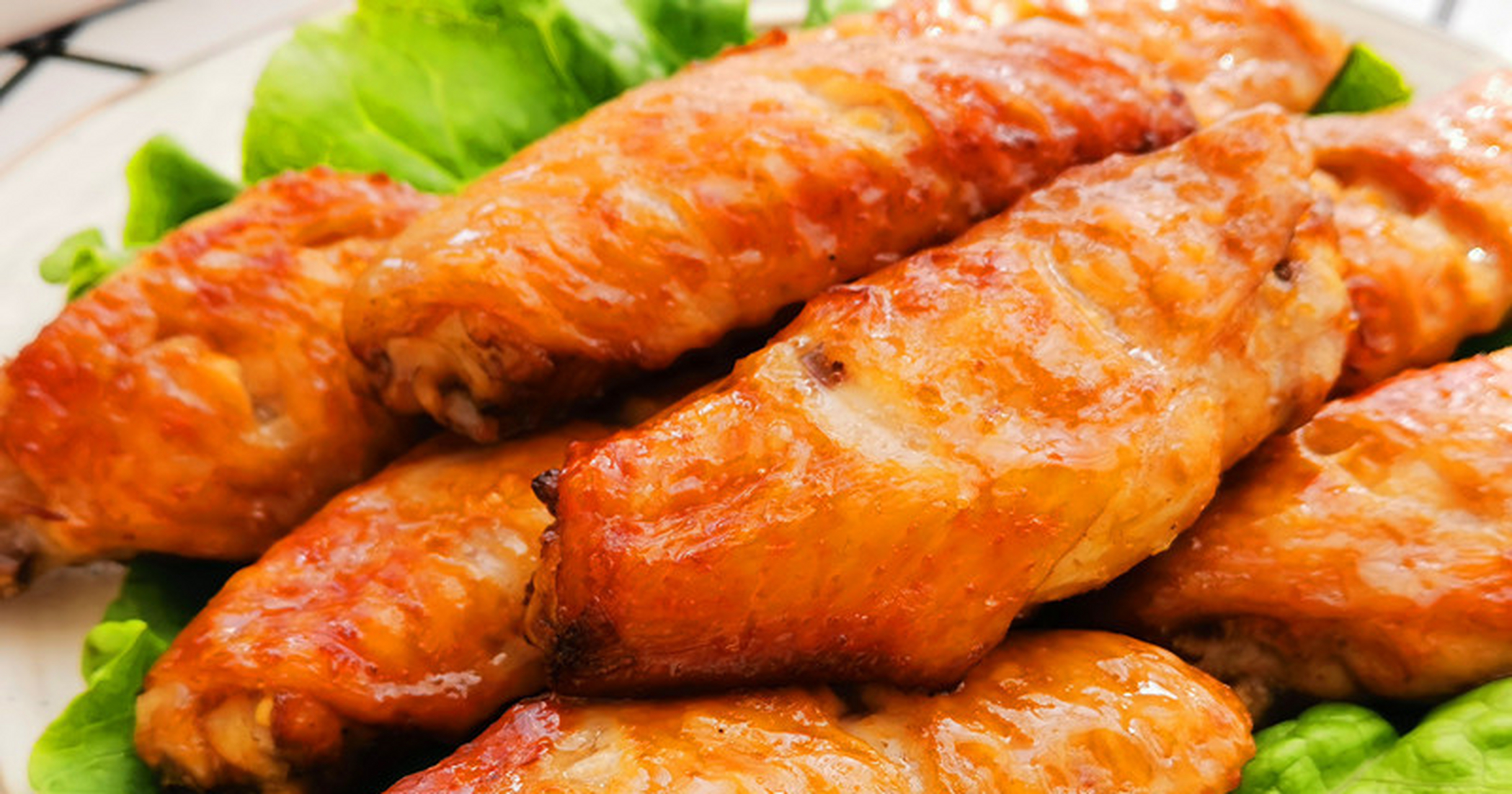 在肉类的菜中,女儿爱吃的是烤翅中,我们也没少出去吃.