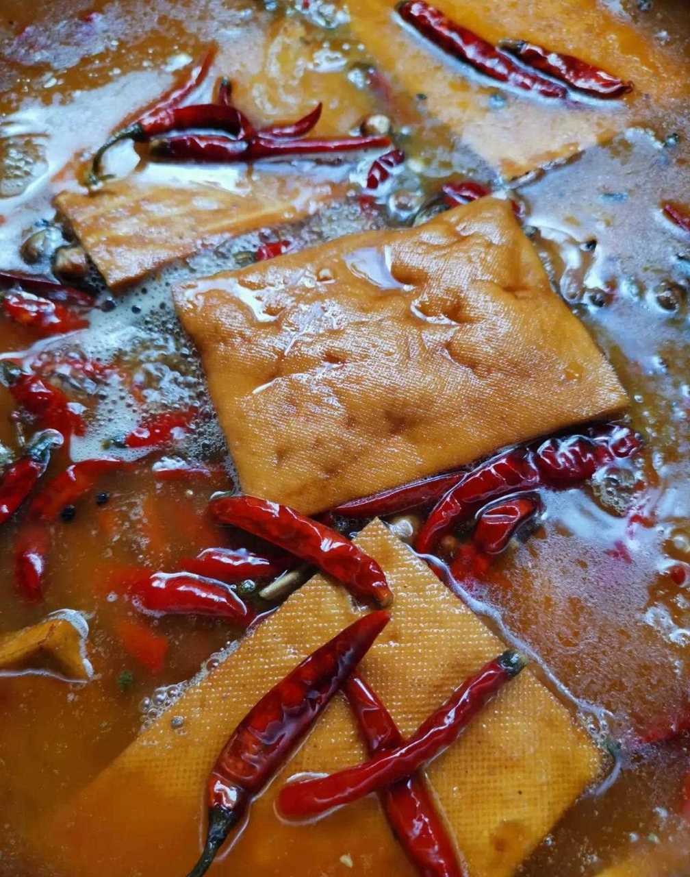 麻辣卤水豆腐干做法: 豆腐干清洗干净放入老卤水中,加入特辣干辣椒